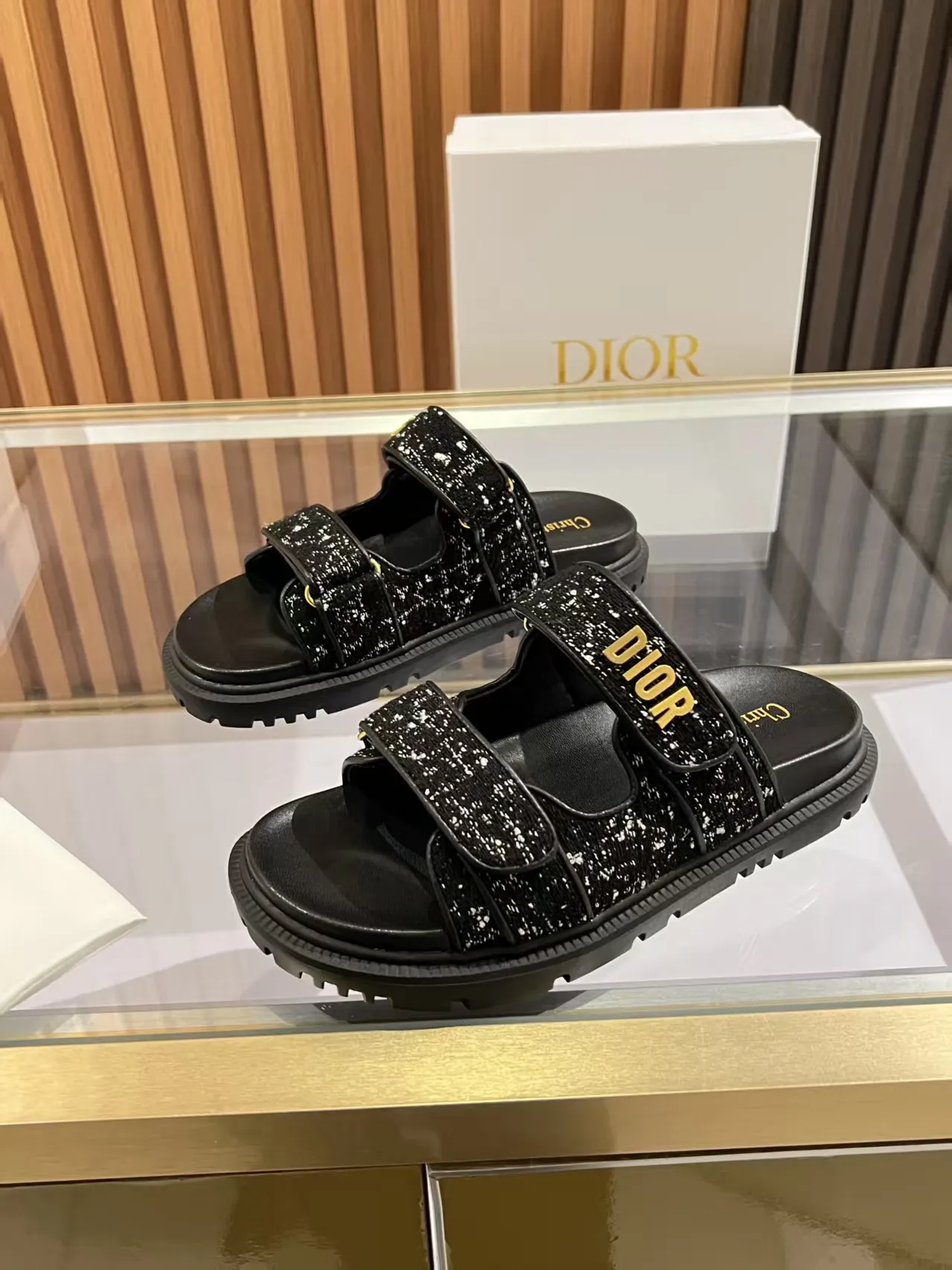 👟👟Ex-factory price 480👟👟 Dior classic popular sandals Step into the fashion territory of Dior slippers and encounter the ultimate fusion of elegance and comfort. The upper is engraved with the Christian Dior Paris logo using exquisite embroidery technology. The delicate stitching tells the brand's profound heritage and is fully recognizable.   Made of high-quality materials, it feels soft and fits your feet, as if it is a gentle care tailor-made for your feet. The sole is carefully designed and engraved with Christian Dior's lucky star symbol. It is not only a beautiful embellishment, but also provides reliable grip, making every step steady and secure.   It has a simple design and is easy to put on and take off. Whether it is a lazy weekend or a pleasant vacation, it can be easily adapted. Whether paired with casual shorts, casual jeans, or an elegant dress, Dior slippers can instantly enhance the overall style and show a casual fashion attitude.   Dior slippers, in the name of fashion, inject luxurious charm into your life and accompany you with every step you take with confidence and elegance. Material: Fine genuine cowhide upper, outsole, TPR, non-slip and wear-resistant, code number: 35-41 (42 customized)